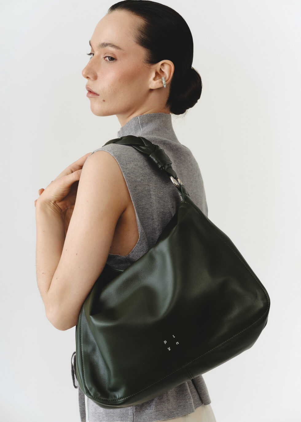 сумка хобо хакі на плечі моделі