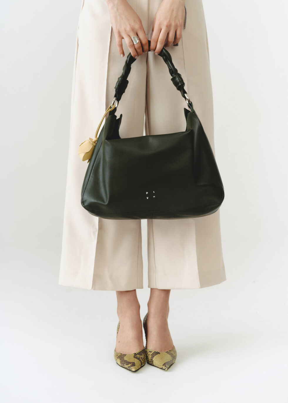 колір хакі сумка хобо з моделлю