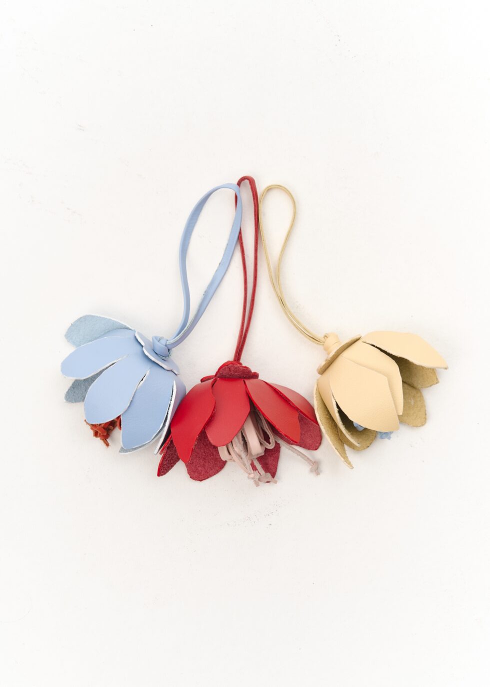 купити шкіряний брелок квітку ручної роботи