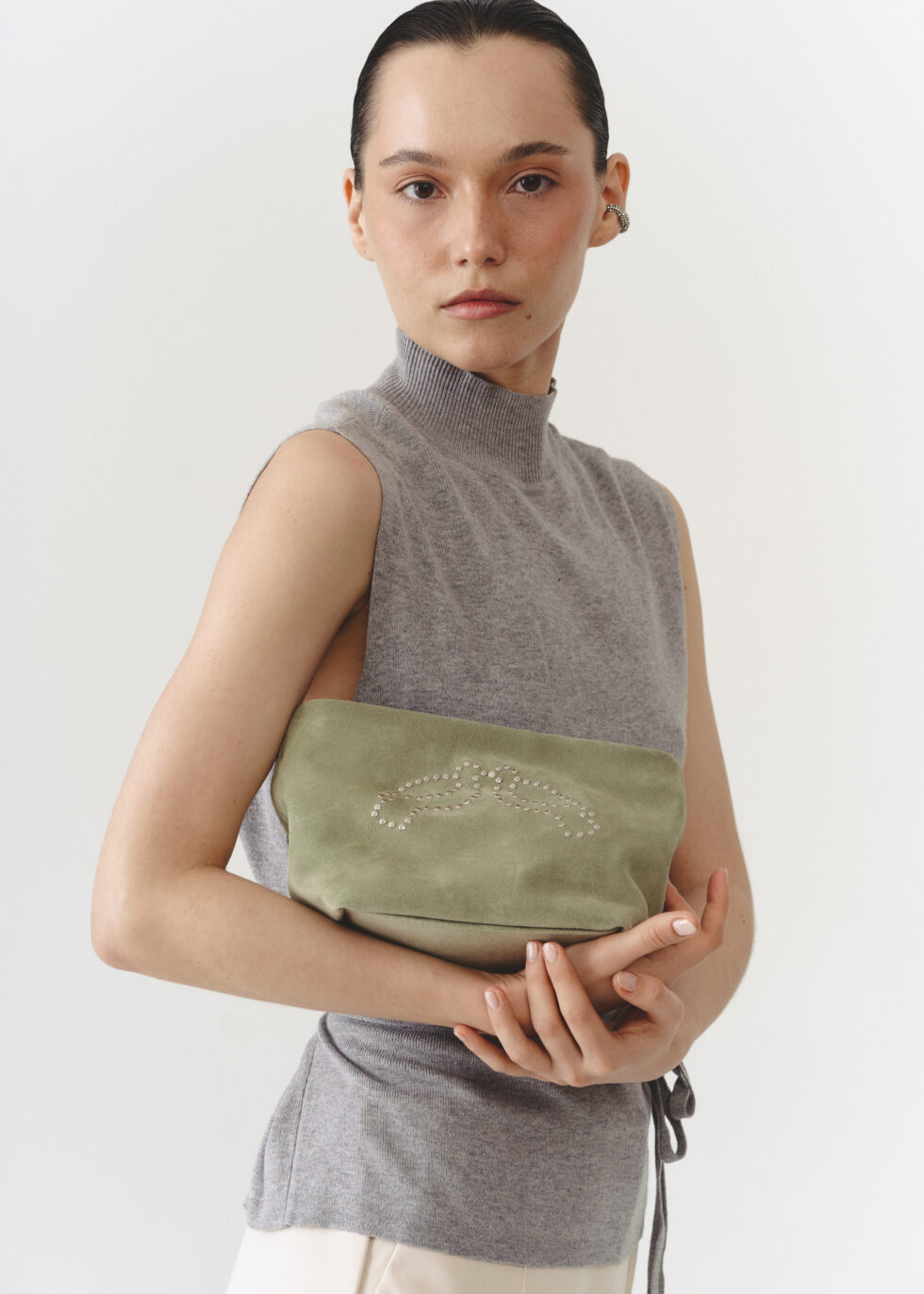 Сумка Пташка фісташковий колір клатч в руках моделі