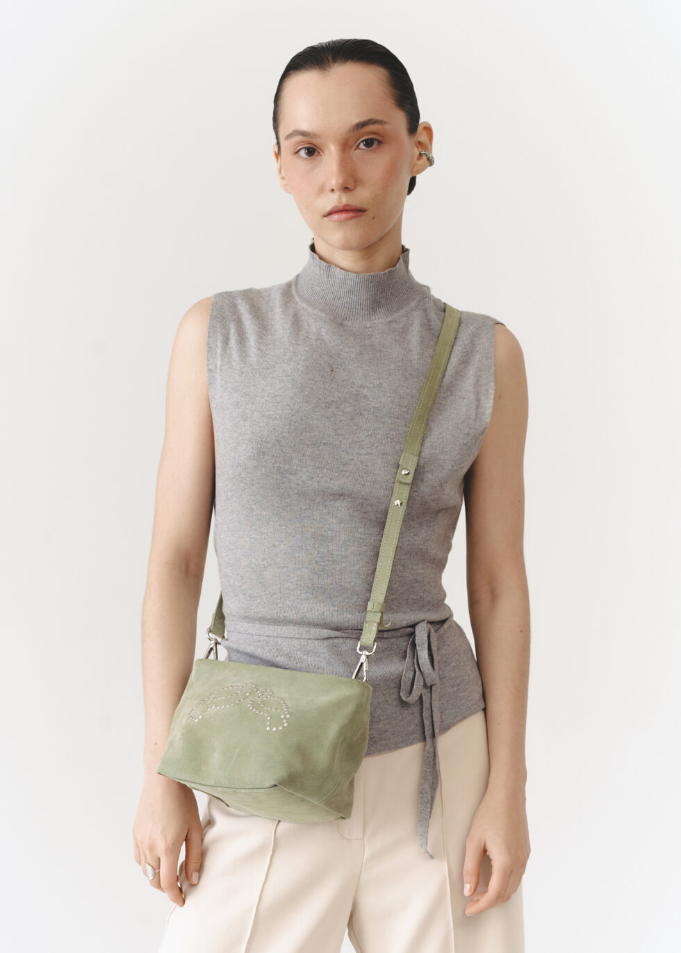 Сумка кросбоді фісташкова розмір на моделі