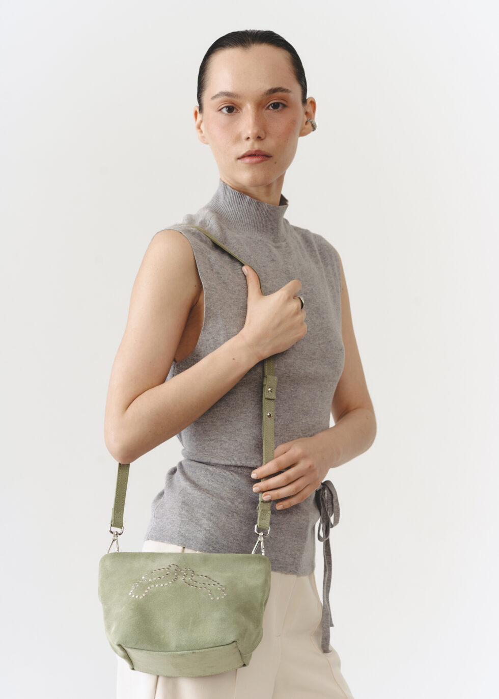 Сумка кросбоді Пташка з ремінцем на плечі моделі