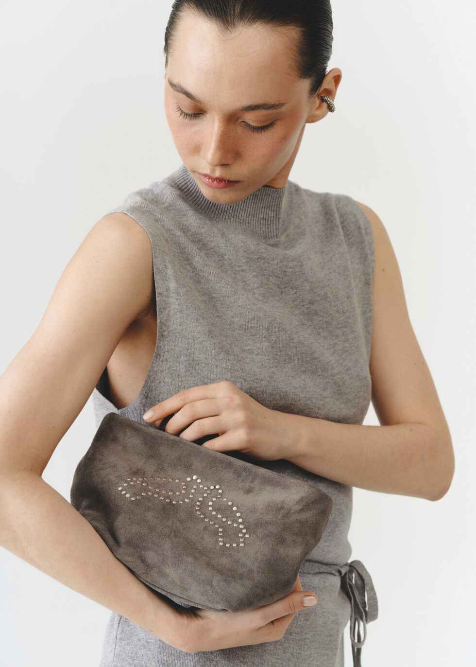 Сірий клатч з декоративними елементами Пара пташок зі спилку в руках