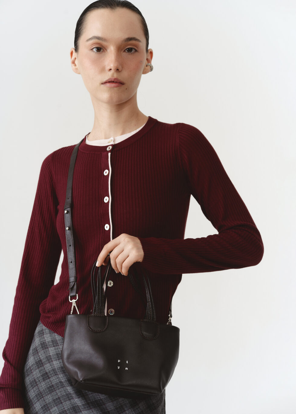 Коричнева шкіряна кросбоді, через плече на моделі