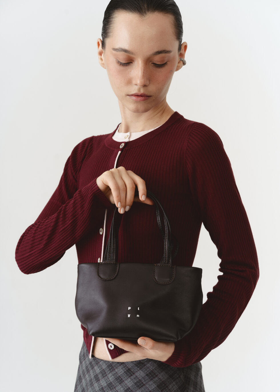 Акцентні плетеними ручки коричневої шкіряної сумки Пташка