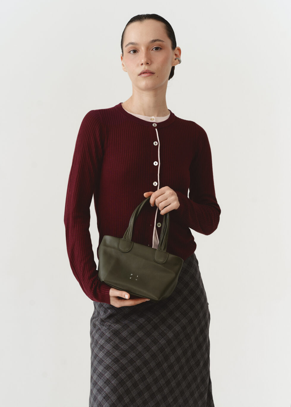 Акцентні плетеними ручки шкіряної сумки хакі